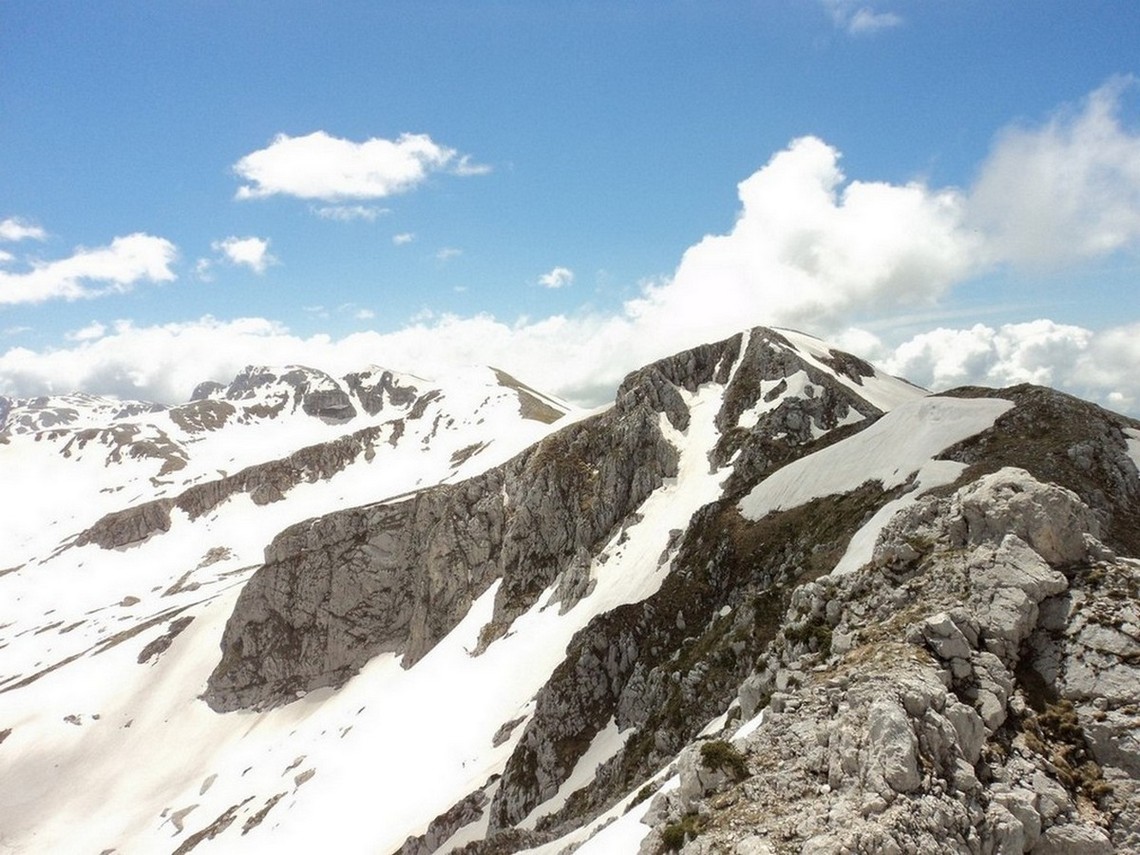 Il Monte Altare sulla destra il 9 Maggio 2013